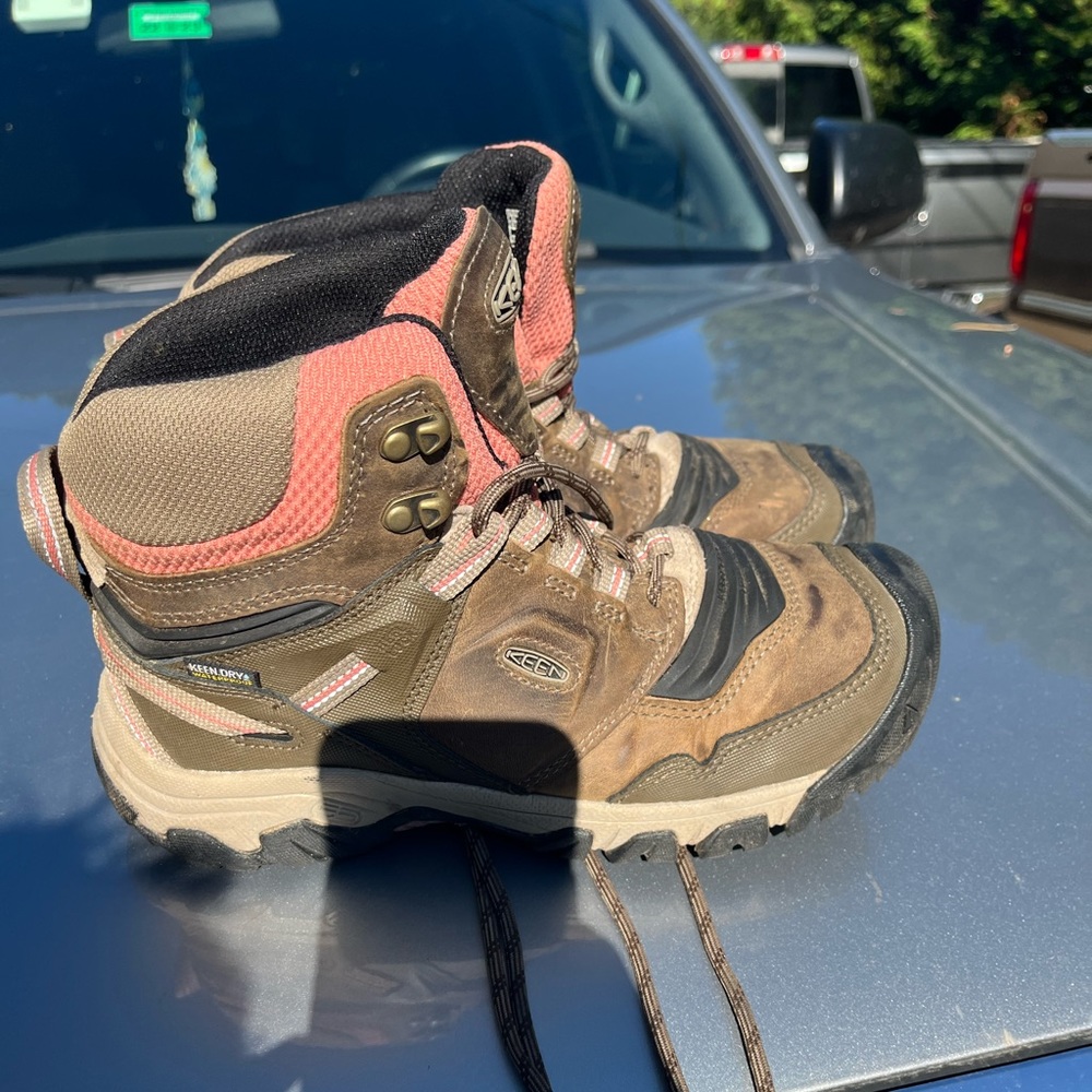 Keen hiking boots, size 9